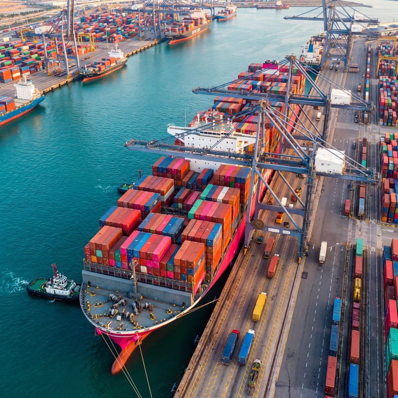 Internationale Seefracht Logistik - Containerschiff bei der Verladung